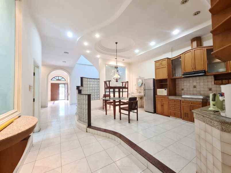 dijual villa komplek taman polonia 4