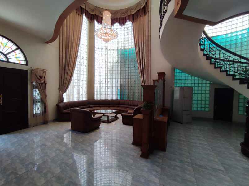 dijual villa komplek taman polonia v