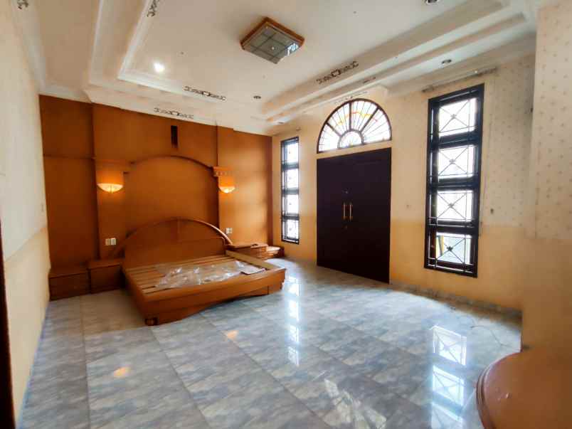 dijual villa komplek taman polonia v