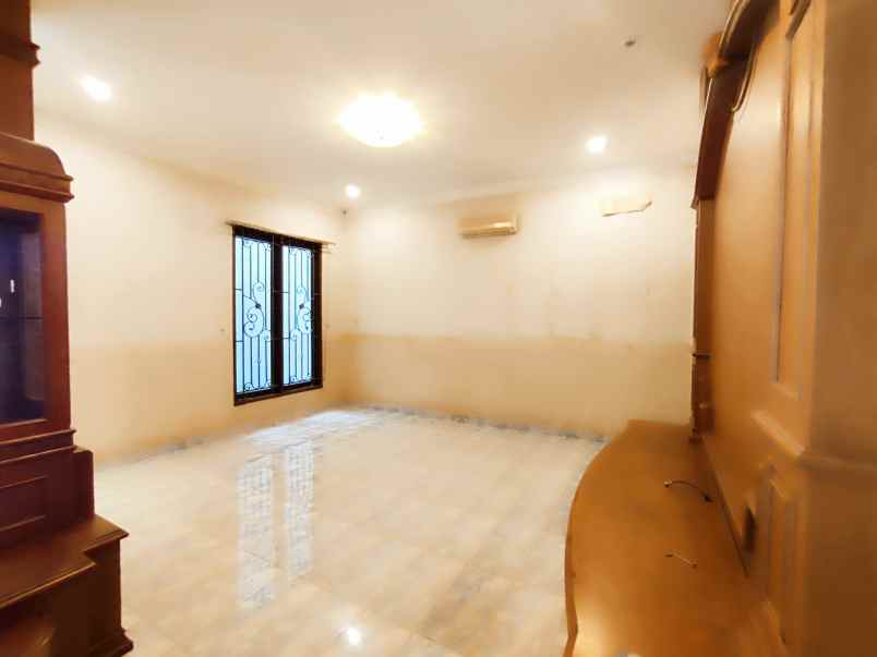 dijual villa komplek taman polonia v
