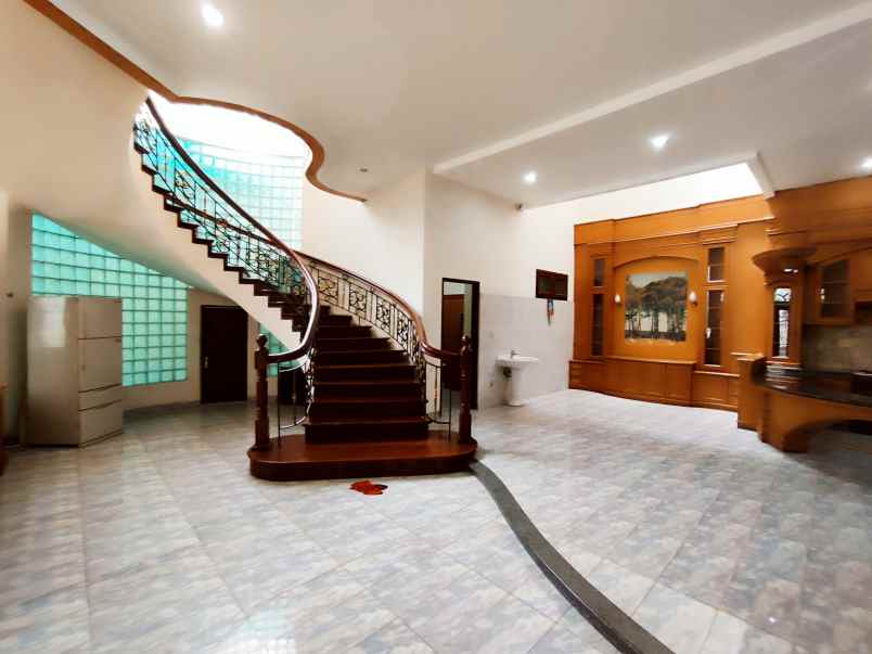 dijual villa komplek taman polonia v