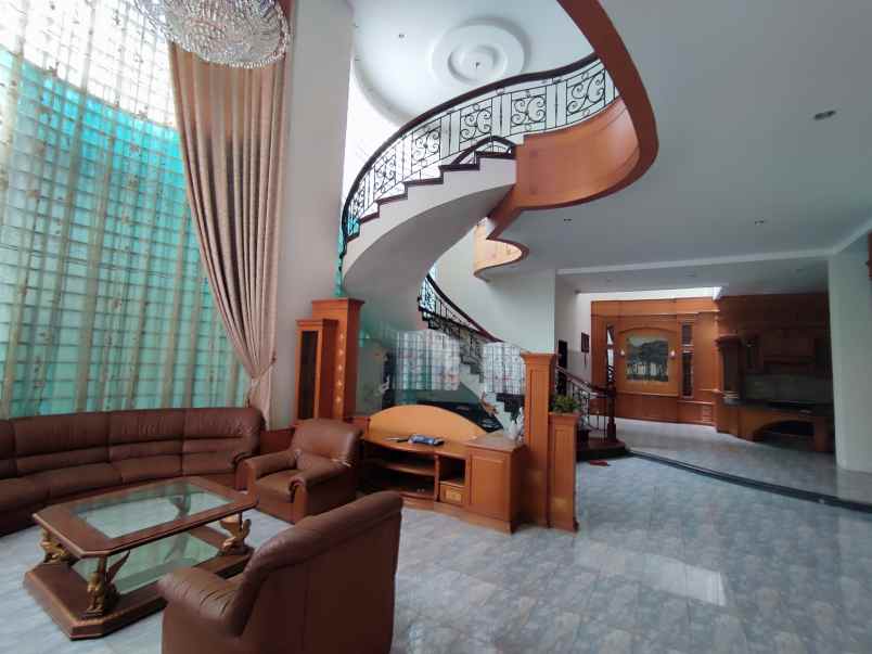 dijual villa komplek taman polonia v
