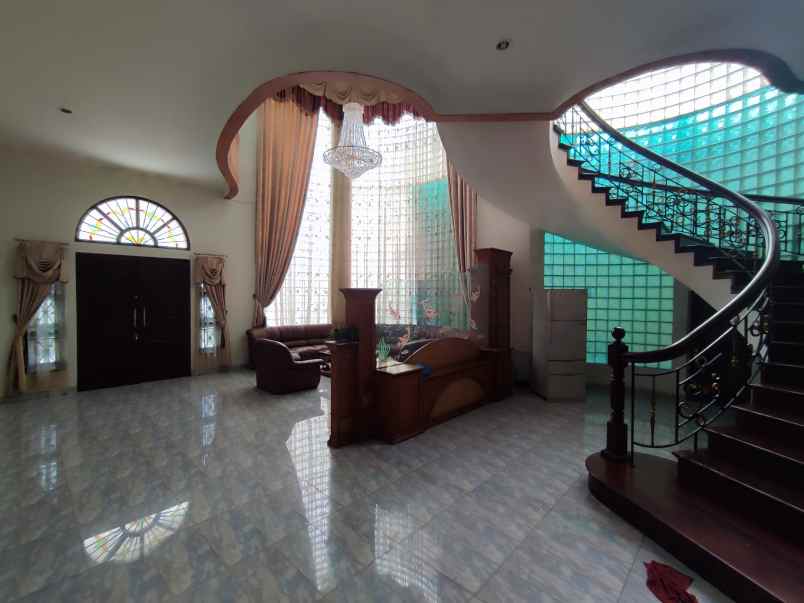 dijual villa komplek taman polonia v