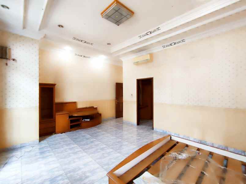 dijual villa komplek taman polonia v