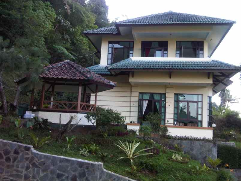 dijual villa terawat dengan view mantul