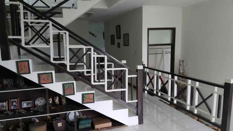 dijual villa terawat dengan view mantul