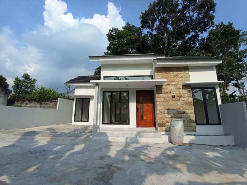 hanya 1 unit rumah dijual siap huni halaman depan luas