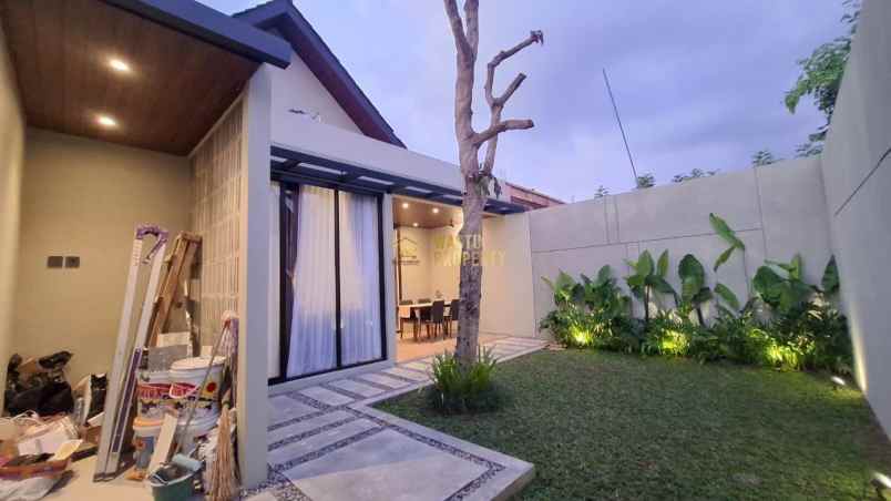 hunian rasa villa dengan halaman luas di kalasan