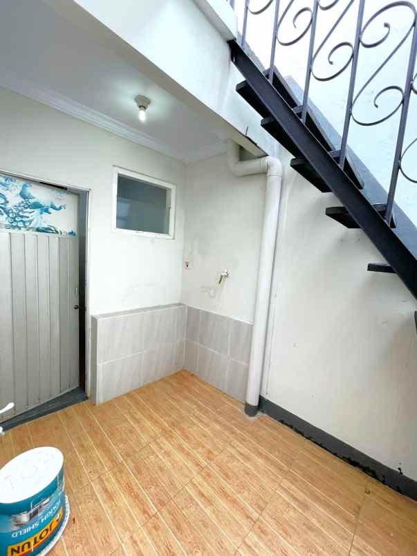 jl kelinkit 1 lantai uf ines