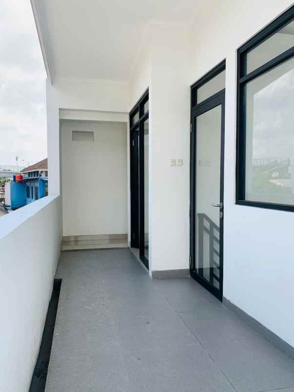 jual bu ruko 2 5 lantai di jl ciledug raya pertukangan
