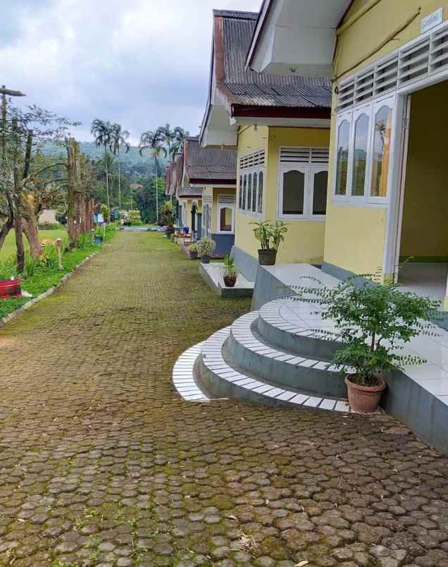 jual hotel resort bagus di kawasan megamendung bogor