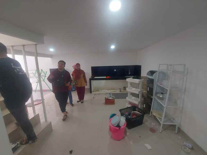 over kredit rumah 2 lantai di krukut hills depok