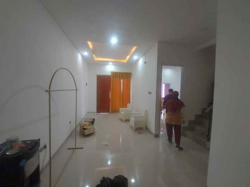 over kredit rumah 2 lantai di krukut hills depok