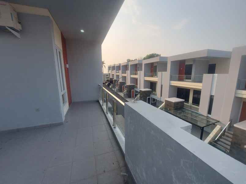 over kredit rumah 2 lantai di krukut hills depok