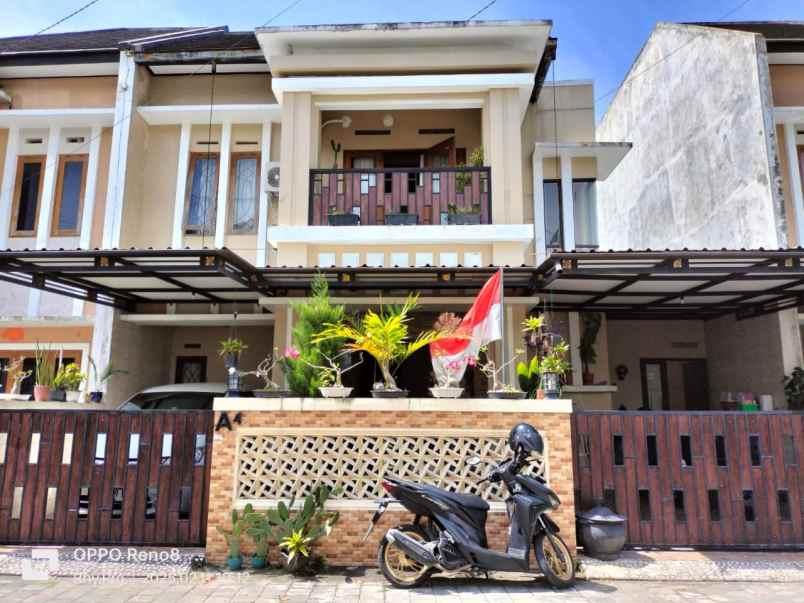 rumah 2 lantai dalam perumahan dekat kampus unriyo