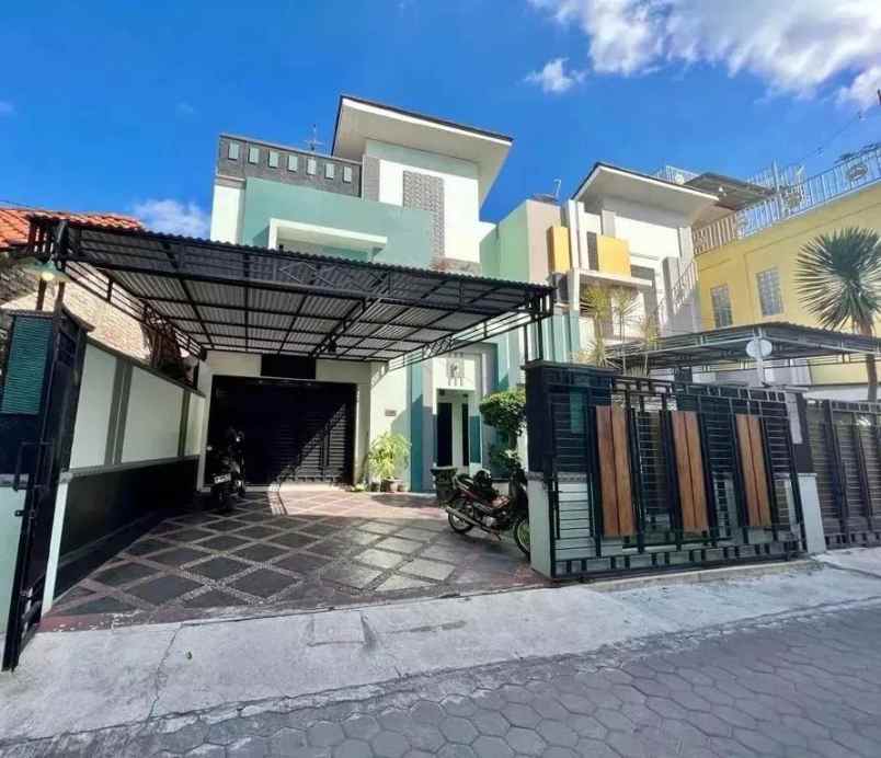 rumah 2 lantai lokasi dekat ambarukmo plaza