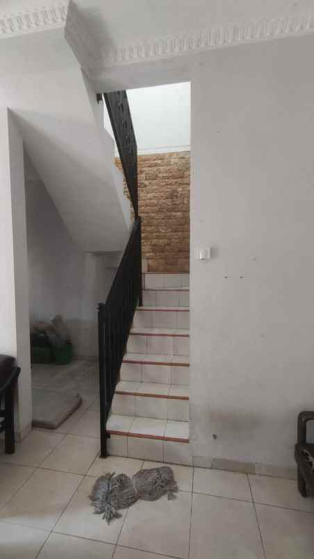 rumah 2 lantai lokasi di sigura gura kota malang