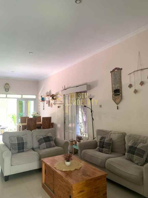 rumah 2 lantai tanah luas di perumahan maguwoharjo