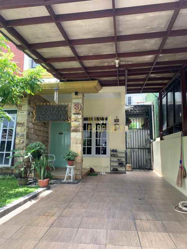 rumah 2 lantai tanah luas di perumahan maguwoharjo