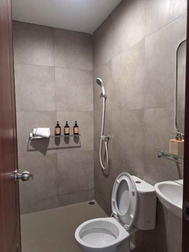 rumah 2 lantai tanpa dp dekat stasiun dan toll serpong