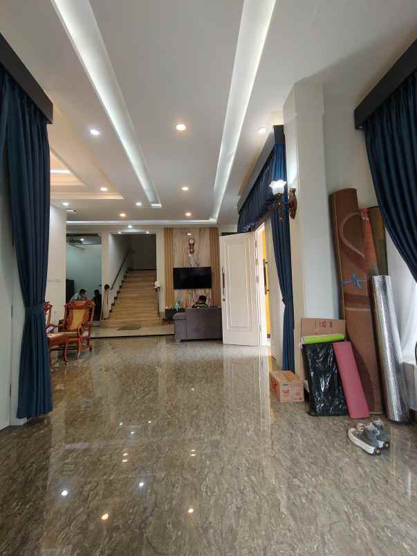 rumah 3 lantai semi furnished di cipayung jaktim