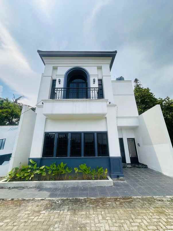 rumah cantik 2 lantai di godean km 7
