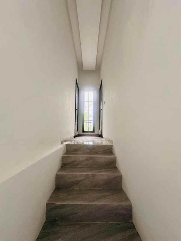 rumah cantik 2 lantai di godean km 7