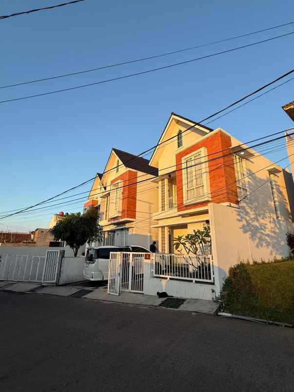 rumah cantik komplek sariwangi semi furnished