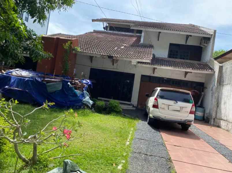 rumah daerah tenggilis lantai 2 carport dan taman