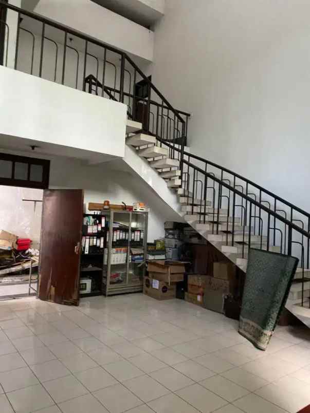 rumah daerah tenggilis lantai 2 carport dan taman