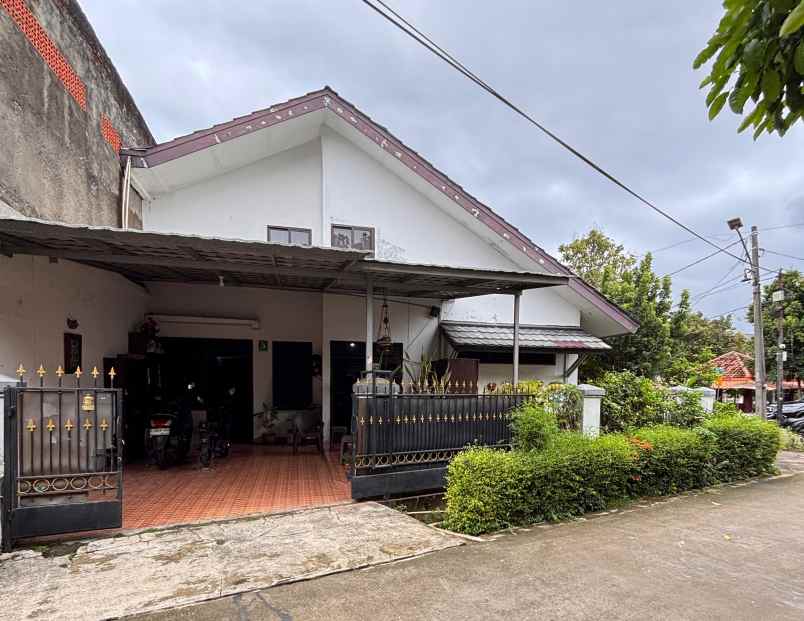rumah hook depan taman dijual di bukit pamulang indah
