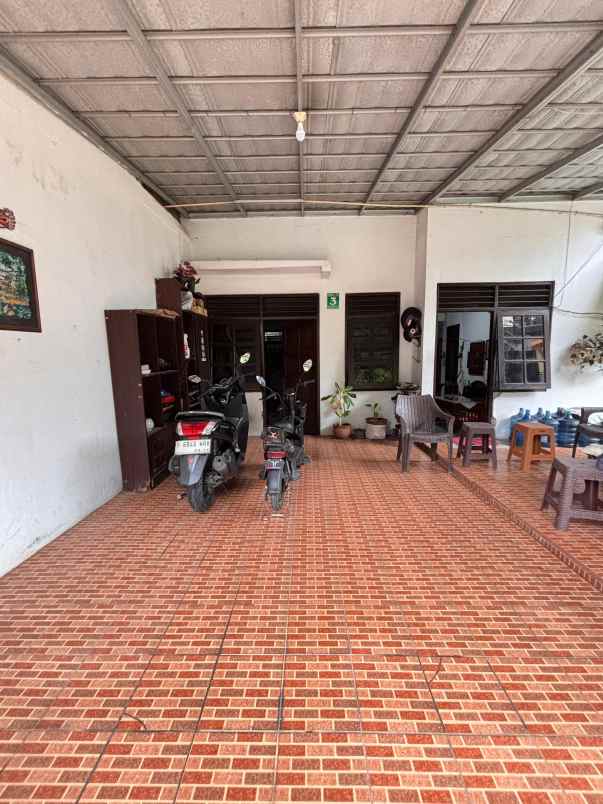 rumah hook depan taman dijual di bukit pamulang indah