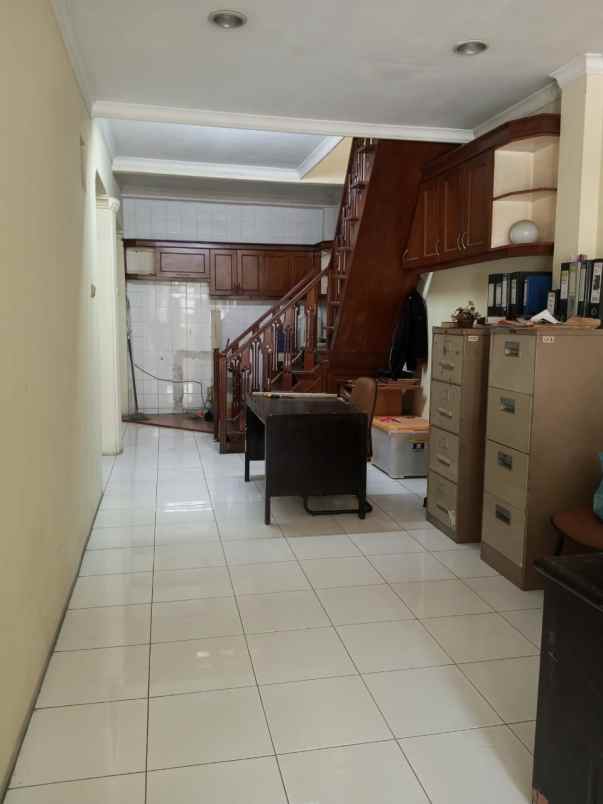 rumah klasik terawat siap huni di bintaro sektor 4