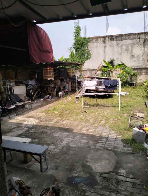 rumah luas dijual parkir mobil 10