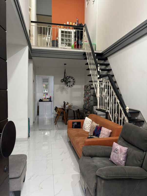 rumah mewah dalam komplek taman galaxy pekayon bekasi