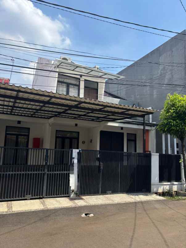 rumah mewah dalam komplek taman galaxy pekayon bekasi