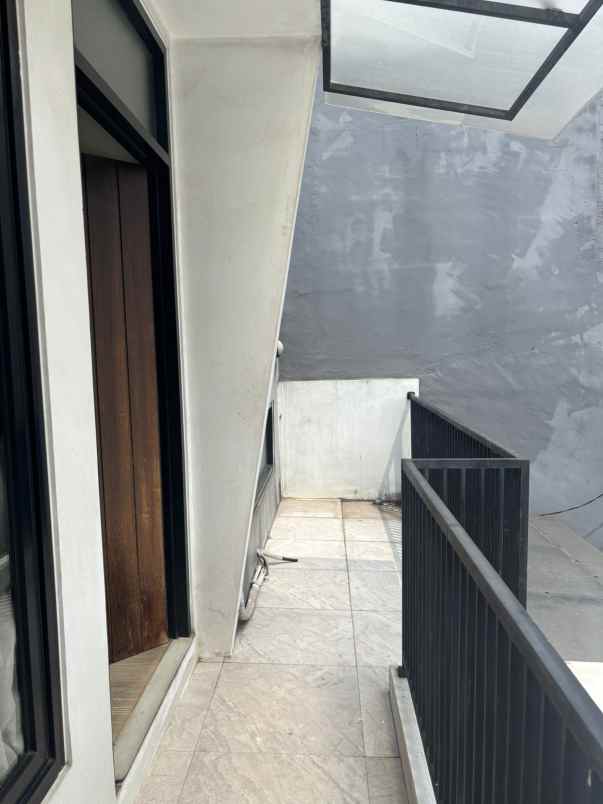 rumah mewah dalam komplek taman galaxy pekayon bekasi