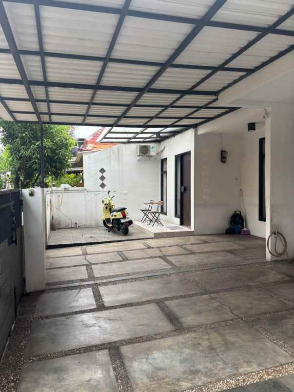 rumah mewah dalam komplek taman galaxy pekayon bekasi