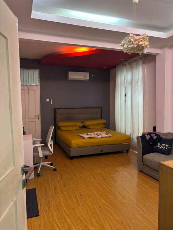 rumah mewah dalam komplek taman galaxy pekayon bekasi