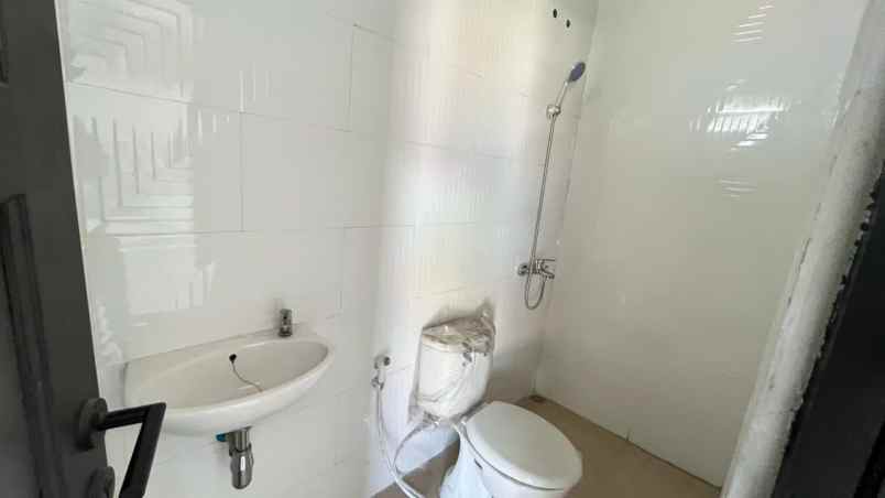 rumah nirwana eksekutif dekan merr gate tol superindo