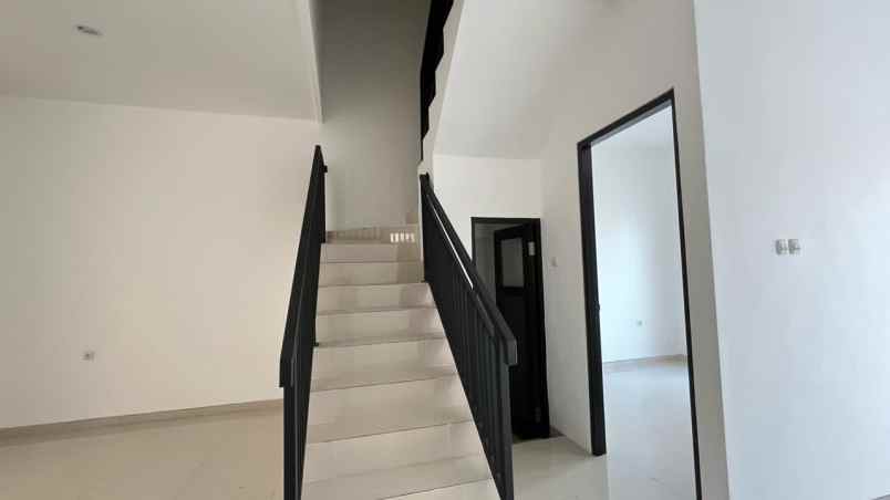 rumah nirwana eksekutif dekan merr gate tol superindo