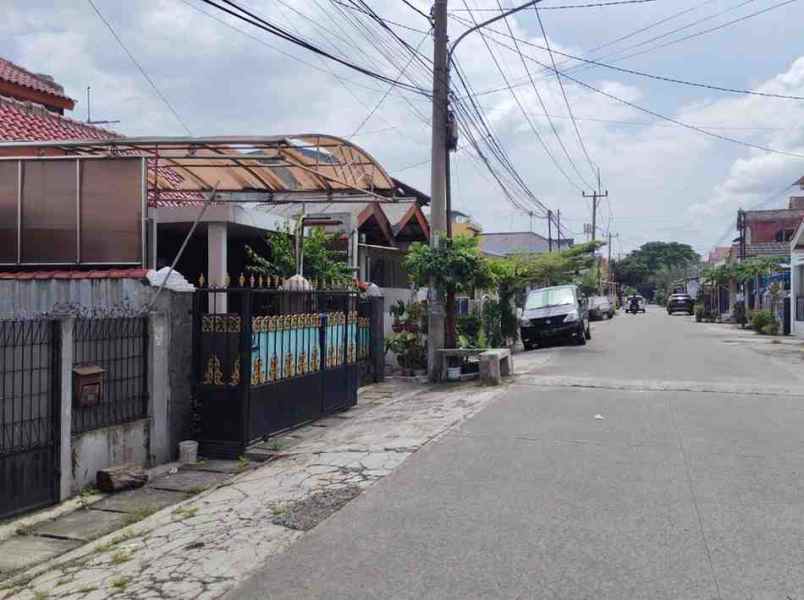 rumah pinggir jalan di pusat keramaian kota depok