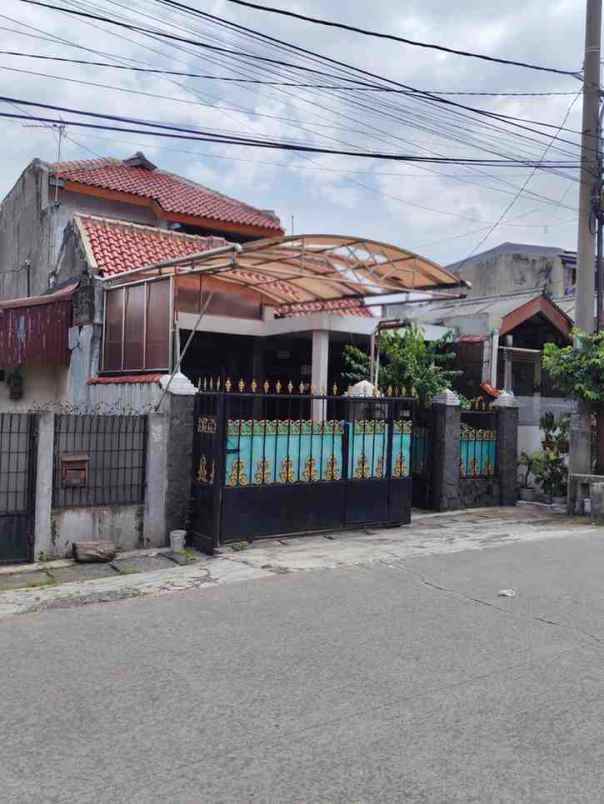 rumah pinggir jalan di pusat keramaian kota depok