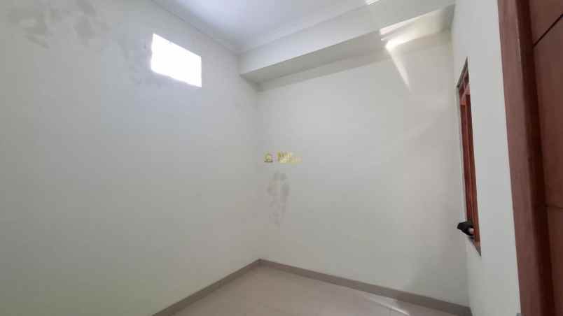 rumah putih minimalis modern dekat sma n 1 banguntapan