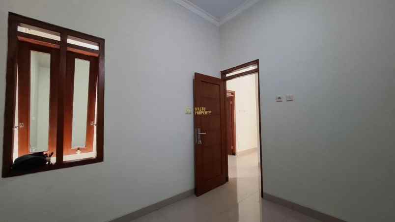 rumah putih minimalis modern dekat sma n 1 banguntapan