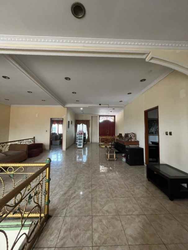 rumah second 2 lantai besar dan mewah di pitara depok