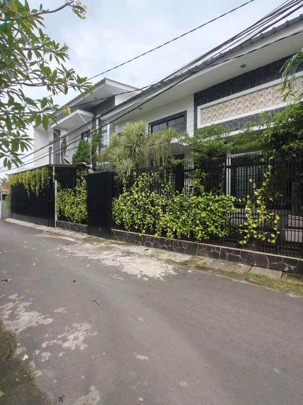 rumah second design modern di bambu apus jaktim