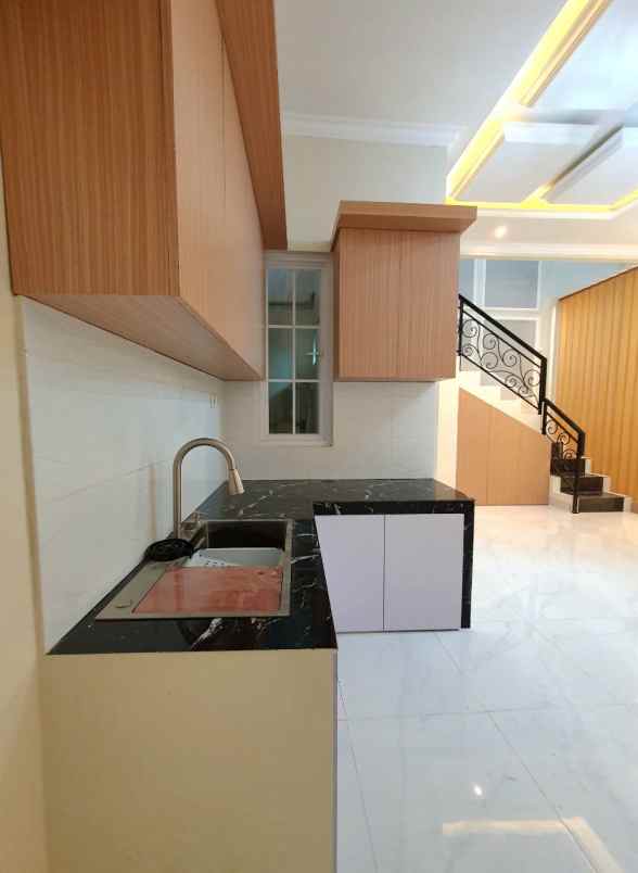 rumah townhouse klasik modern jagakarsa ready stock