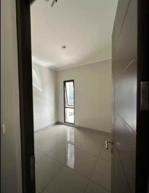 dijual cepat rumah hook di burgundy summarecon bekasi