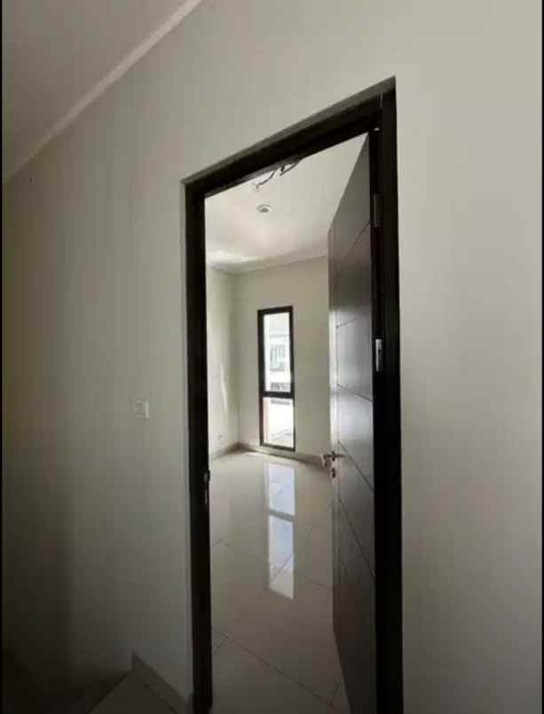 dijual cepat rumah hook di burgundy summarecon bekasi